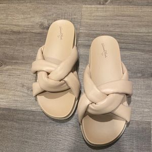 Universal threads sandal